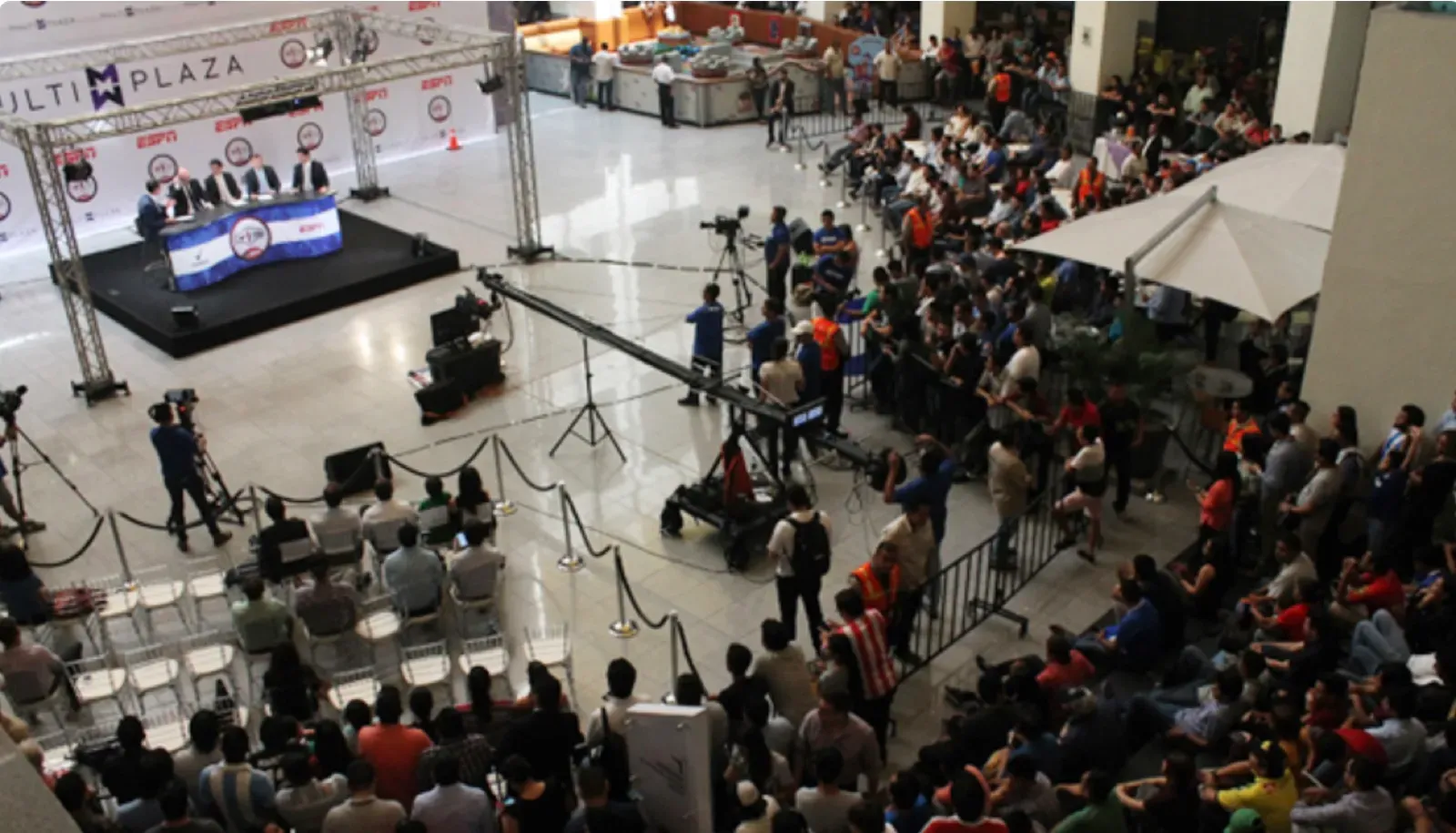 El equipo de Fuera de Juego transmitiendo desde San Salvador.