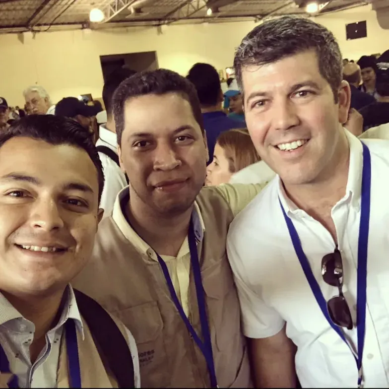 En un evento, a la derecha con una polo blanca, Fernando Palomo