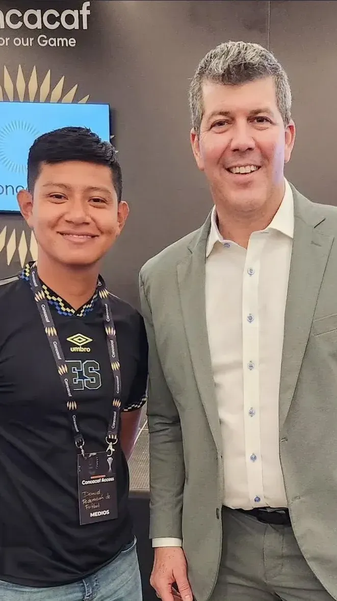 Dos personas en un evento de la Concacaf, a la derecha Fernando Palomo