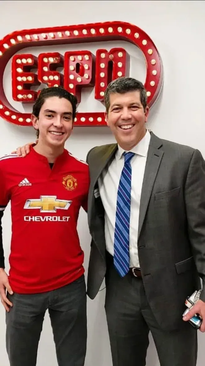 Dos personas en un lugar de ESPN, a la derecha Fernando Palomo