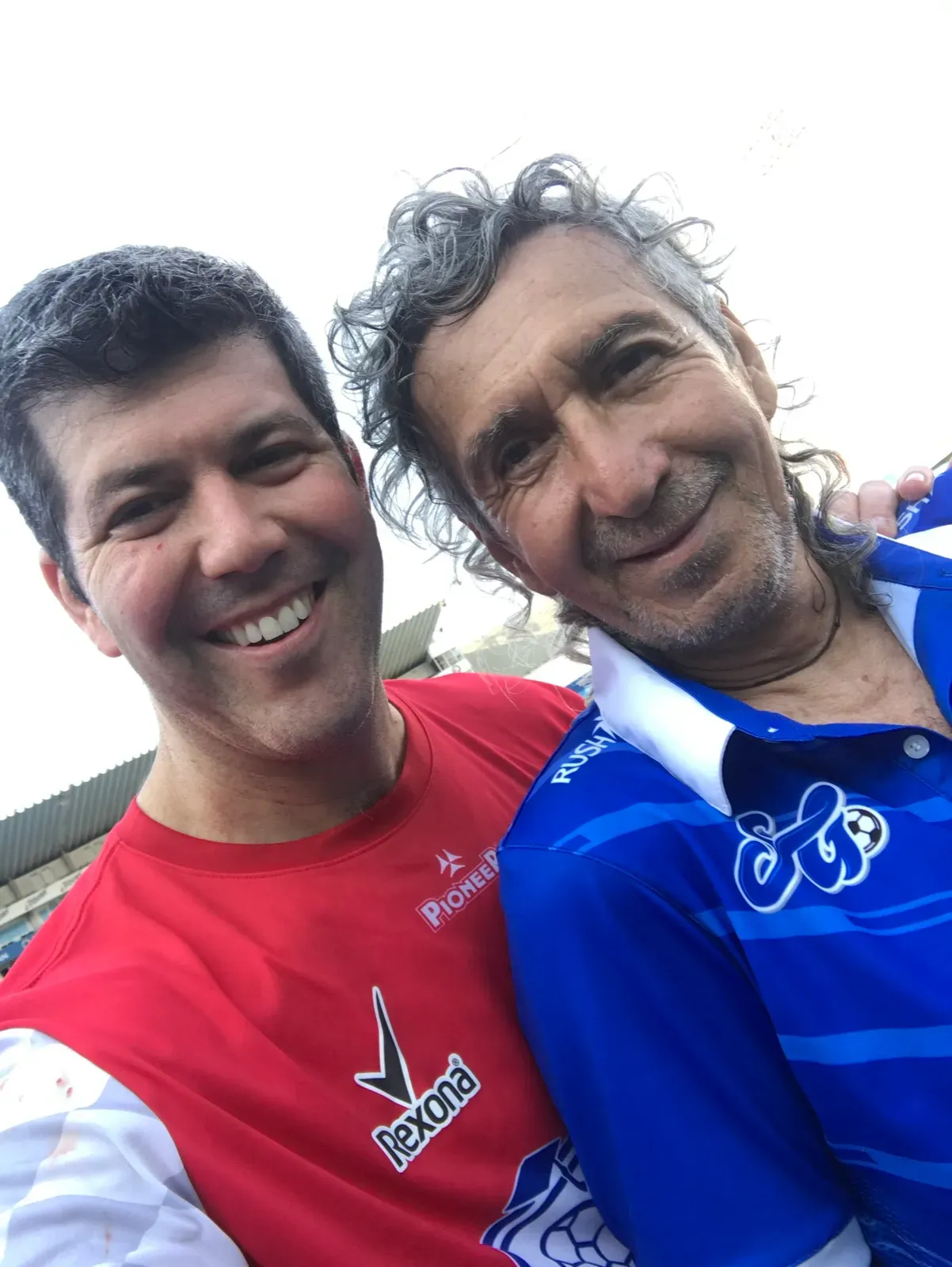 Fernando Palomo junto a Mágico González antes del partido entre sus equipos.