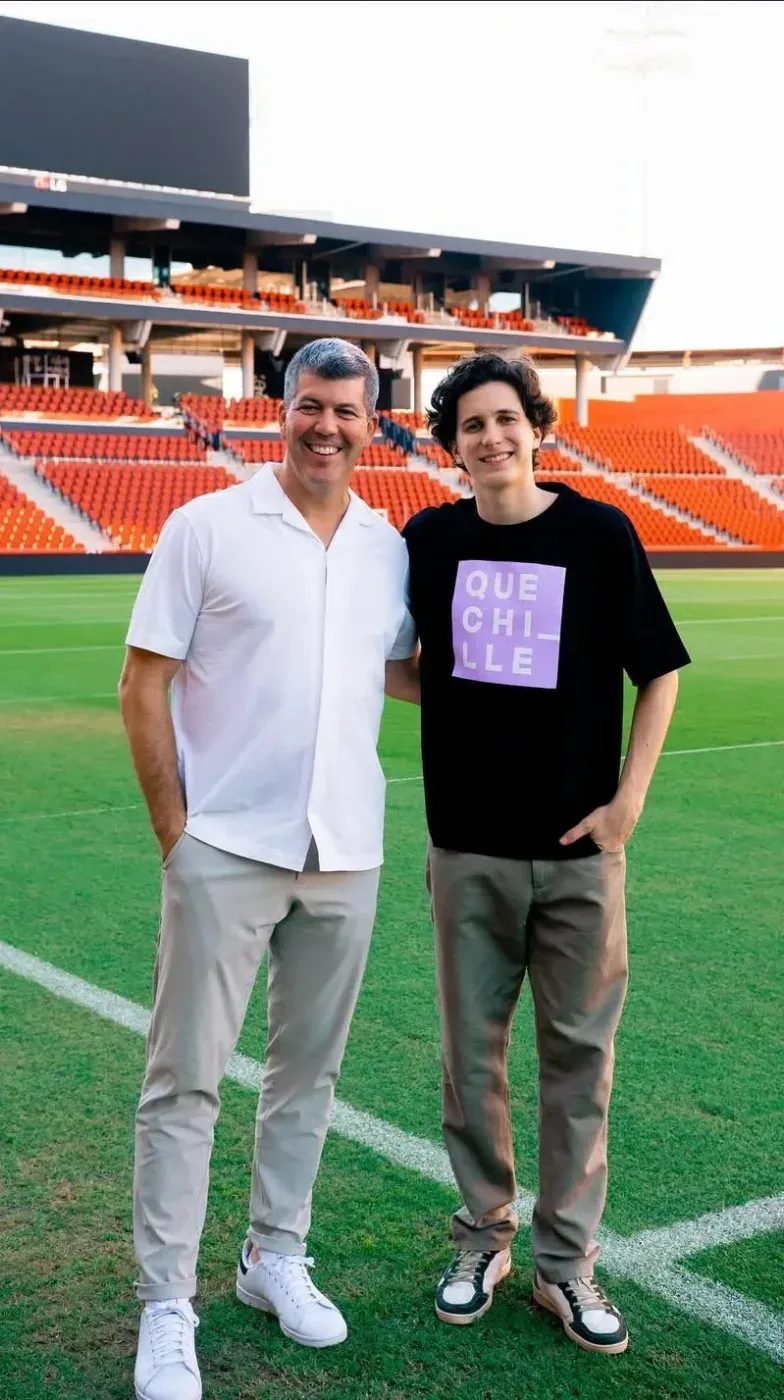 Influencer robegrill a la derecha de la imagen y Fernando Palomo a la izquierda, ambos en un estadio