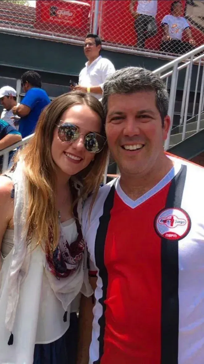 Foto en un estadio, a la derecha Fernando Palomo