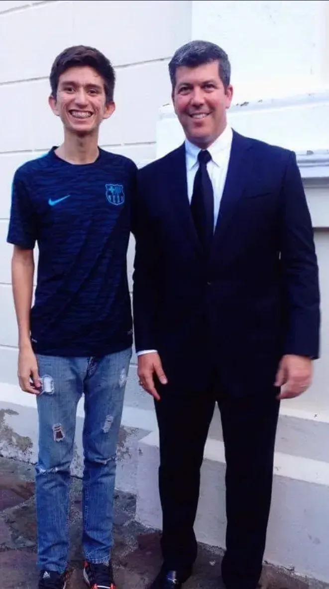 Dos personas paradas una al lado de la otra, a la derecha Fernando Palomo usando un traje