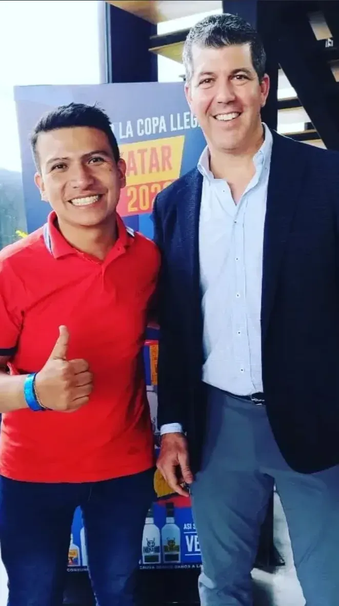 Dos personas al lado en un evento para el mundial de Qatar, a la derecha Fernando Palomo
