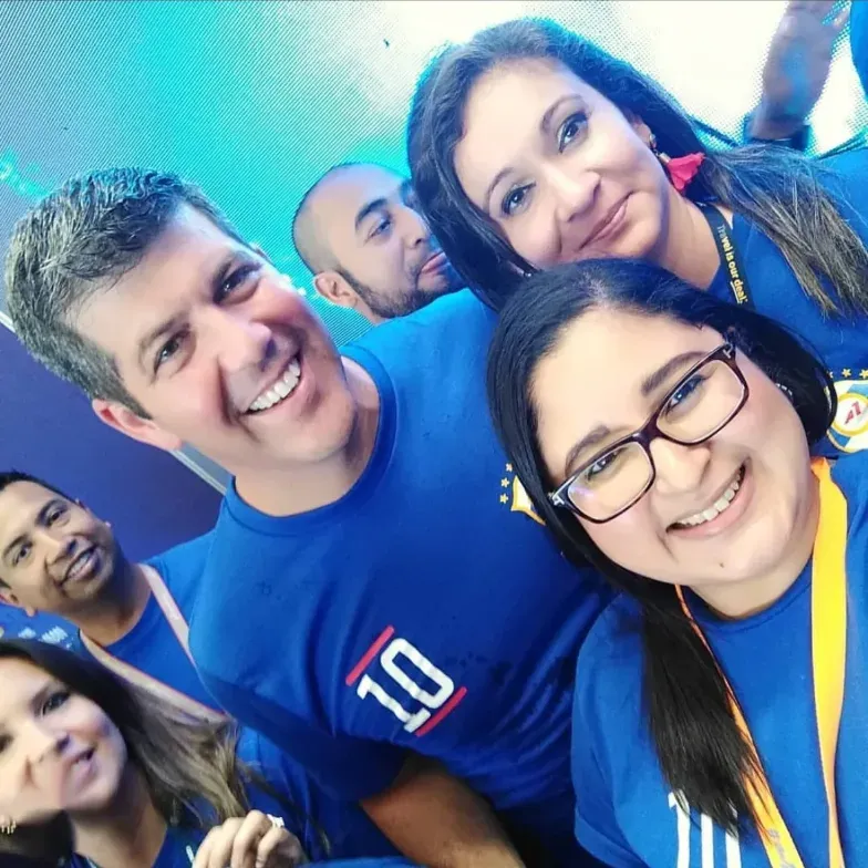 Un grupo de personas (dos mujeres adelante, dos hombres y una mujer atrás) rodeando a Fernando Palomo que viste de azul una camiseta con el número 10