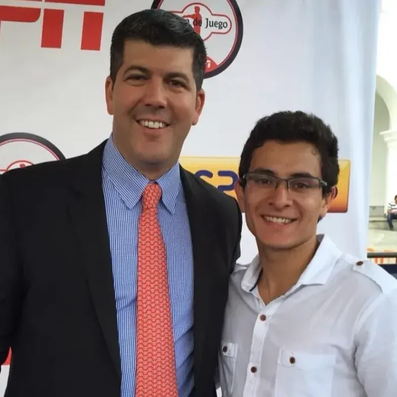 Dos personas paradas una al lado de la otra en un evento de "Fuera de juego" programa de ESPN, a la izquierda Fernando Palomo