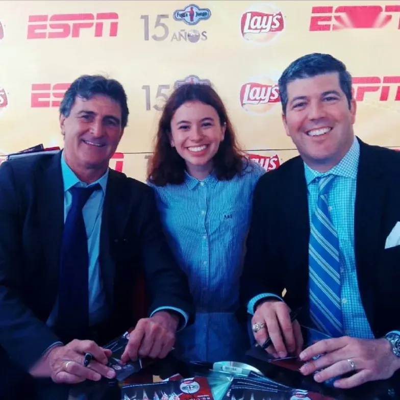 En un evento de ESPN y fuera de juego, a la derecha Fernando Palomo