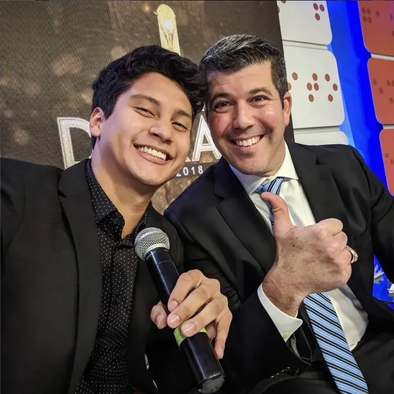 En un evento de El Salvador, a la derecha el influencer salvadoreño little viejo y a la derecha Fernando Palomo