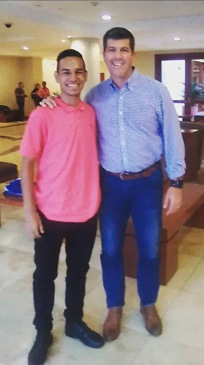 Dos personas en un lobby de un hotel, a la derecha con camisa azul Fernando Palomo