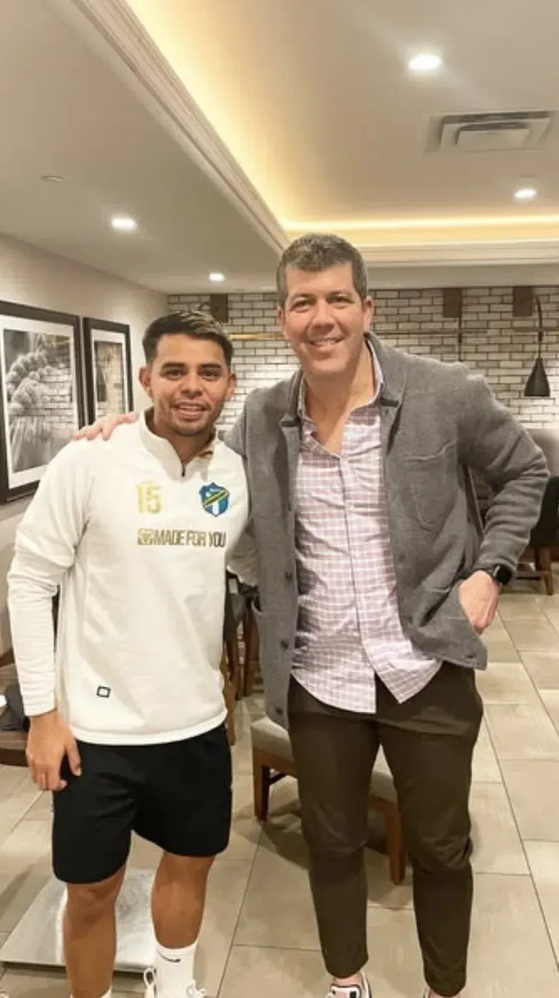 Fernando Palomo de visita en el vestuario de un estadio con jugador de fútbol
