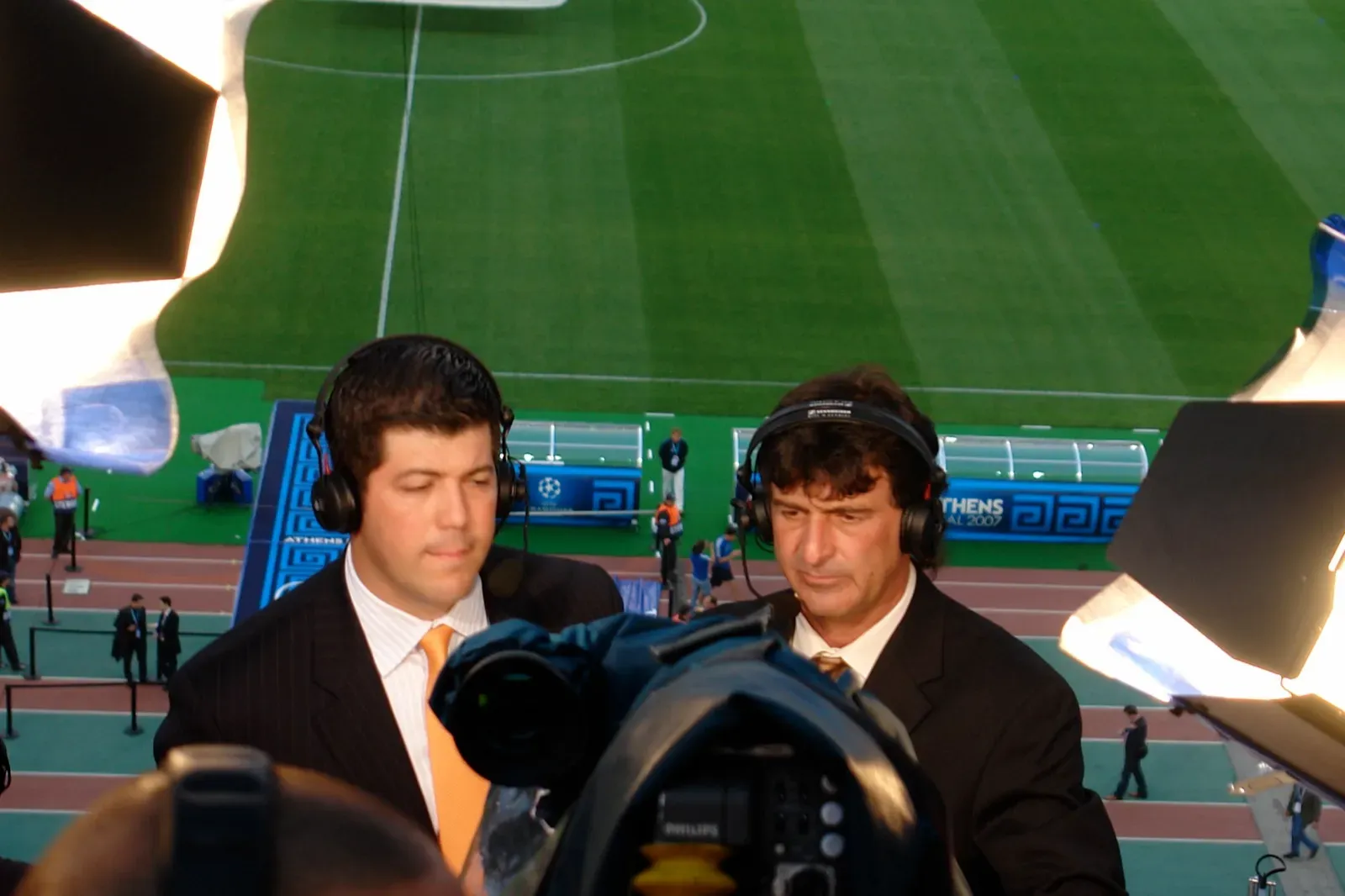 Fernando Palomo en la cabina de transmisión durante la final de la Champions League en Atenas.