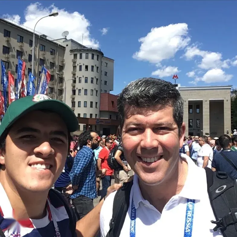 Caminando por las calles, fan se encuentra a Fernando Palomo