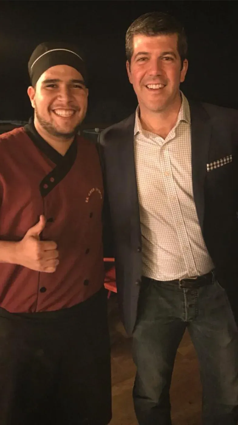 Fernando Palomo de visita en un restaurante, foto con el chef