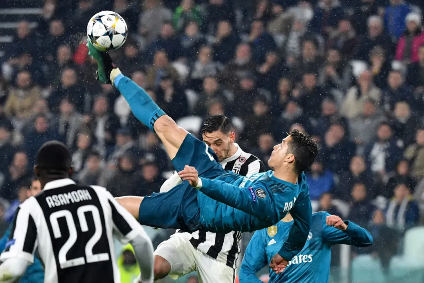 Cristiano Ronaldo suspendido en el aire al rematar de chilena.