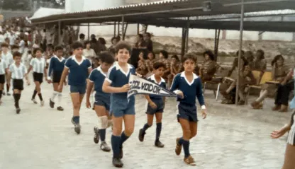 Fernando Palomo desfilando con el equipo de su colegio.