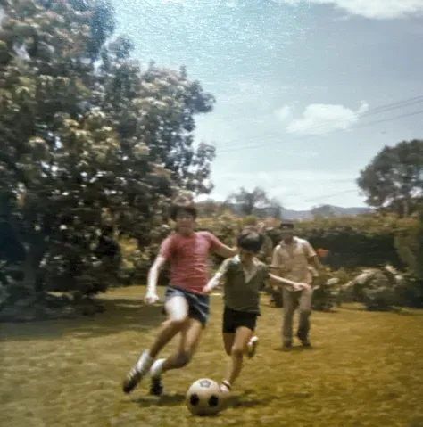 Fernando Palomo jugando fútbol de niño.
