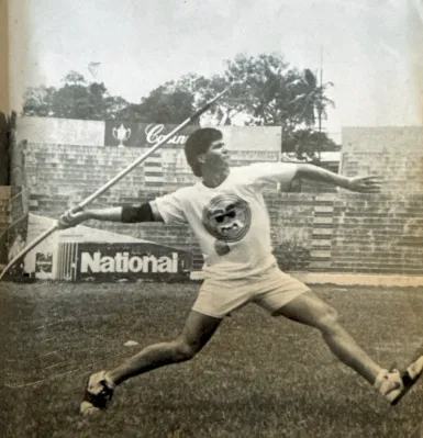 Fernando Palomo lanzando jabalina en una competencia.