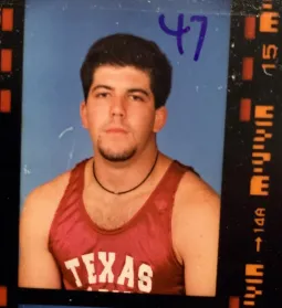 Fernando Palomo retratado con la camiseta de Texas.