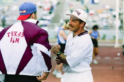 Fernando Palomo durante una competencia universitaria de atletismo.