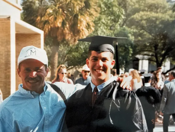 Fernando Palomo el día de su graduación, acompañado de su familia.