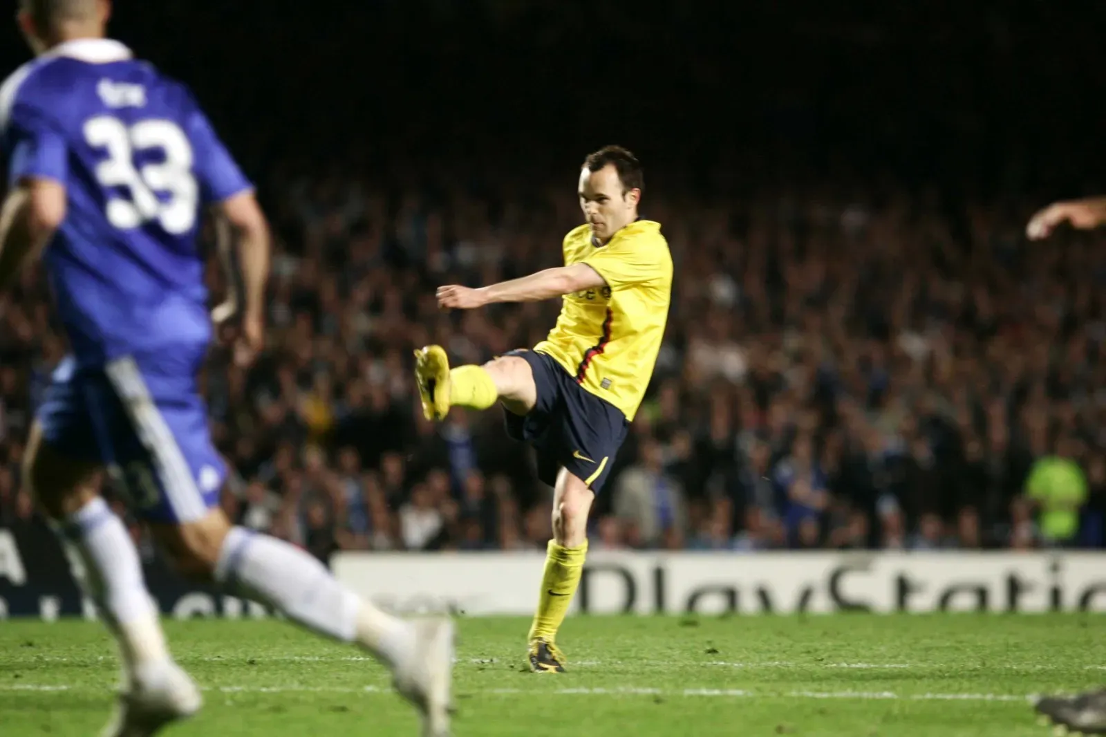 Andrés Iniesta celebrando su gol ante el Chelsea en Stamford Bridge.