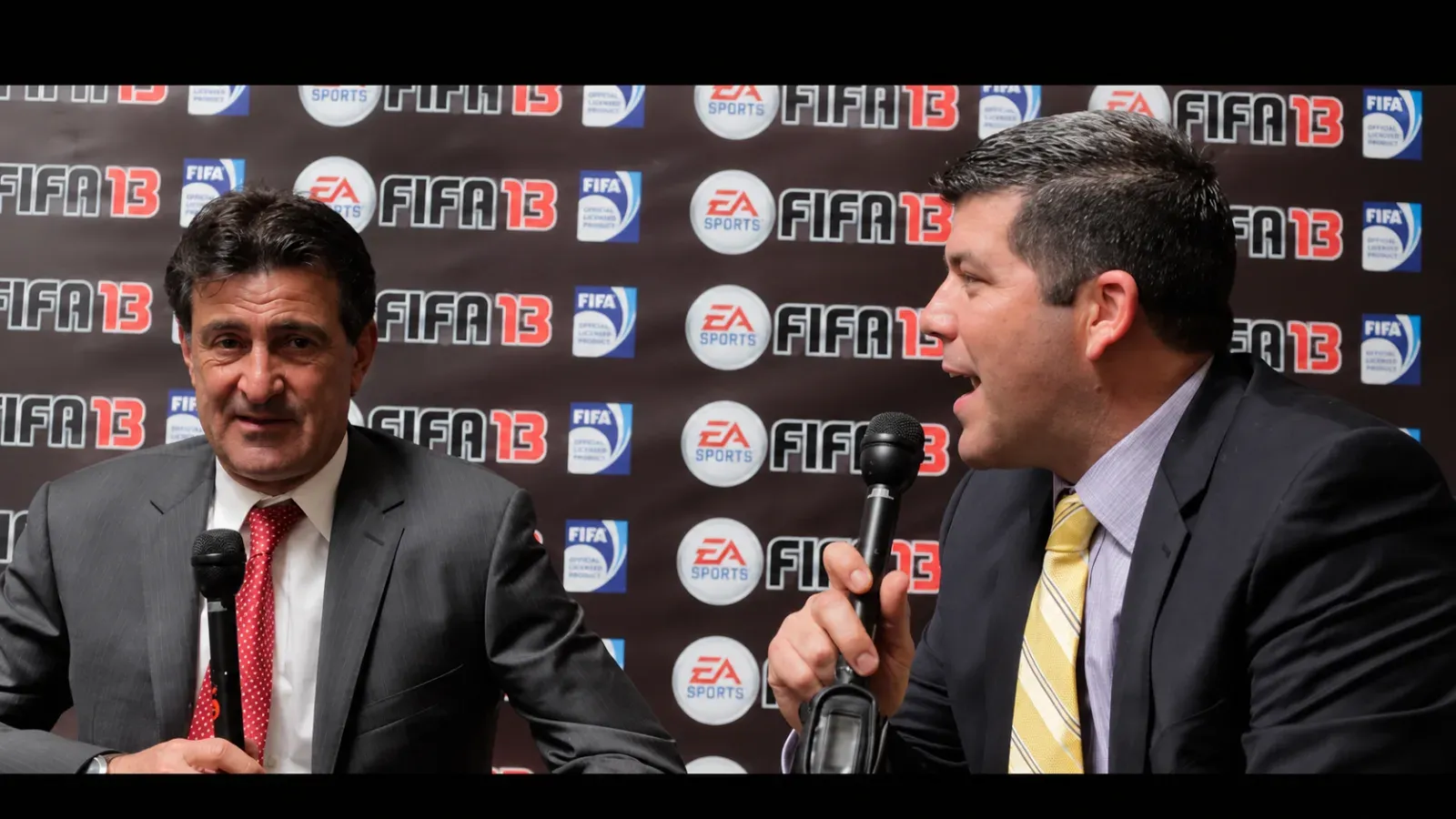 Fernando Palomo grabando su voz para el videojuego FIFA de EA Sports.