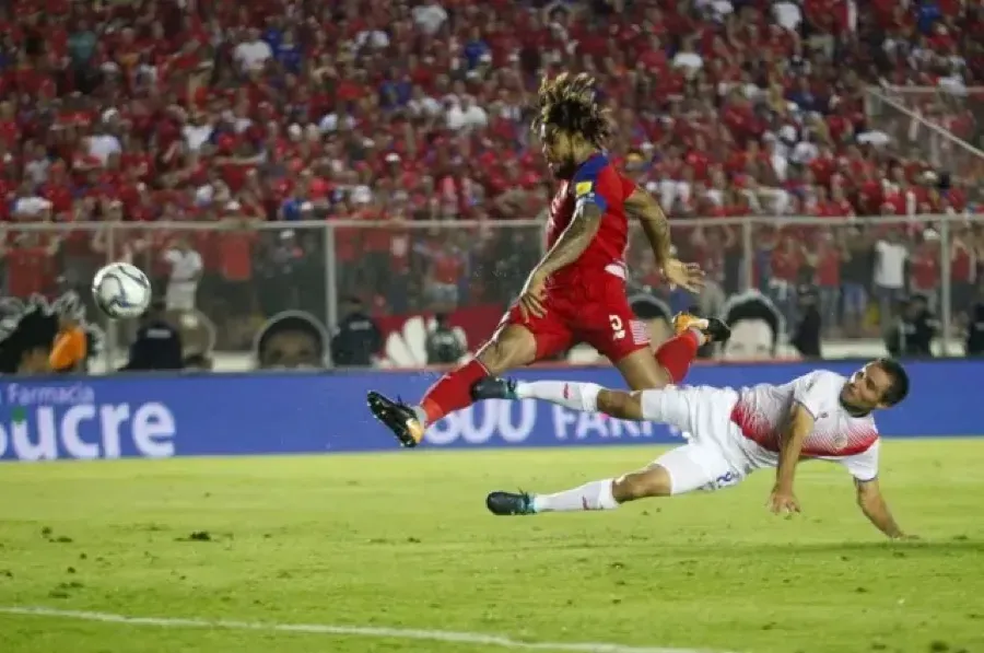 Román Torres celebrando el gol que clasificó a Panamá al Mundial.