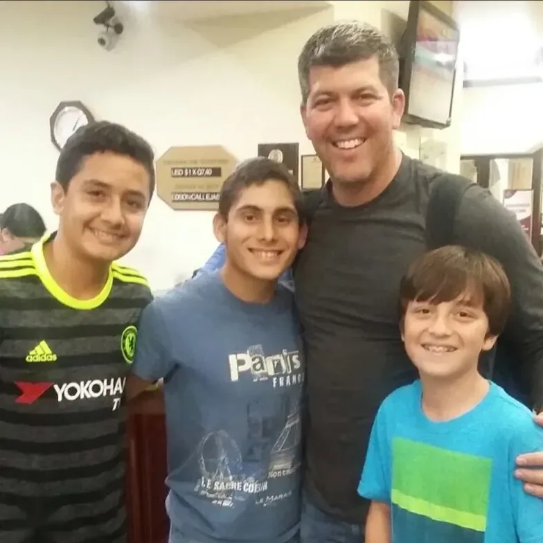 Un grupo de jóvenes alrededor de Fernando Palomo