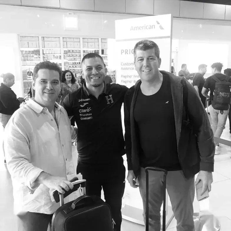 Imagen con filtro en blanco y negro con Fernando Palomo a la derecha