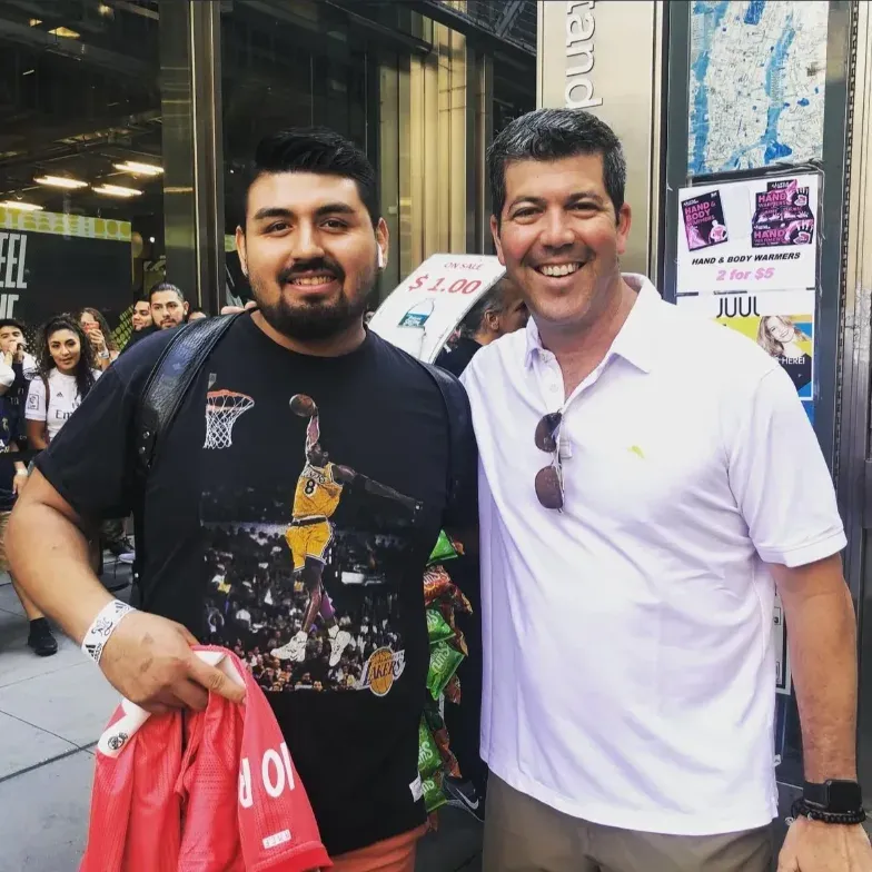 Dos personas en la calle, a la derecha Fernando Palomo