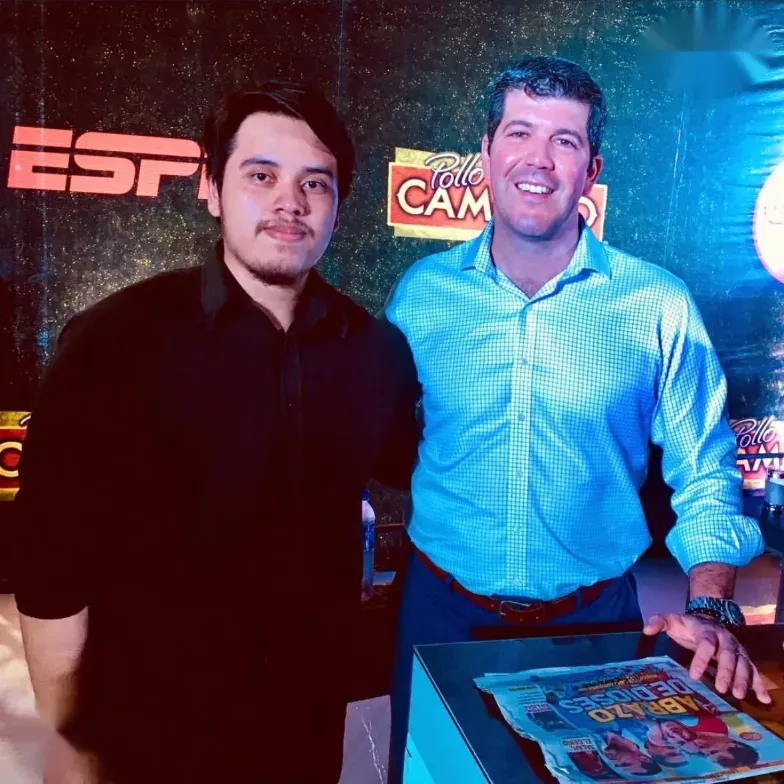 Dos personas en un evento de ESPN y Pollo Campero, a la derecha Fernando Palomo