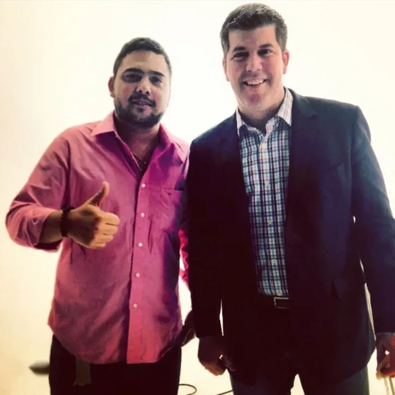 El usuario cheoalvarenga a la izquierda con una camiseta rosa y a la derecha Fernando Palomo