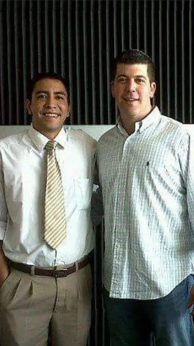 Dos personas en un estudio de radio, a la derecha Fernando Palomo