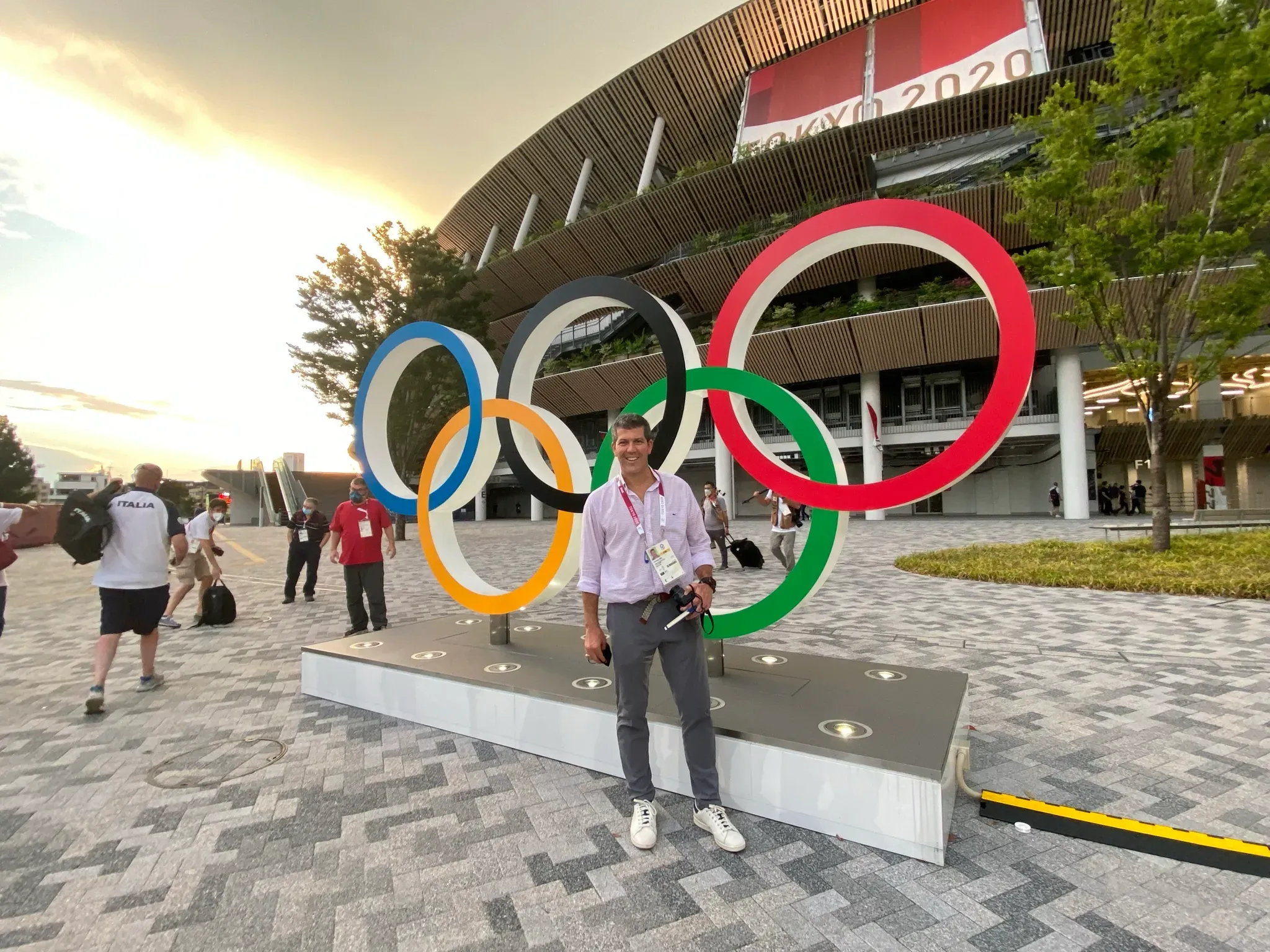 Fernando Palomo junto a los aros olímpicos en Tokio.