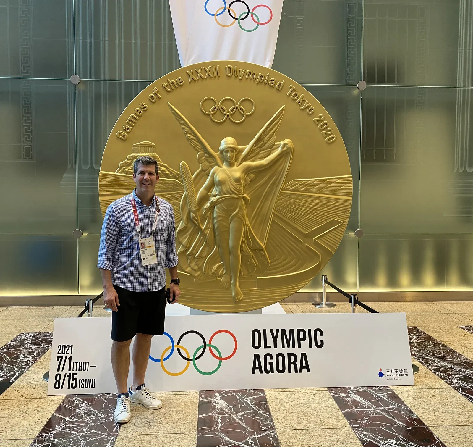 Fernando Palomo frente a una medalla olímpica en Olympic Agora.