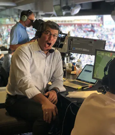 Fernando Palomo en una cobertura de fútbol.