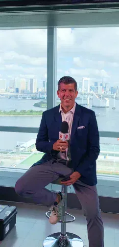 Fernando Palomo en una cabina de transmisión.