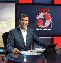 Fernando Palomo en una cabina de transmisión de fútbol.